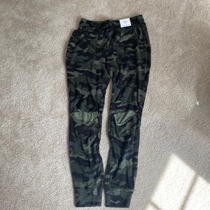 NWT womens camo jogger with distressing XS
